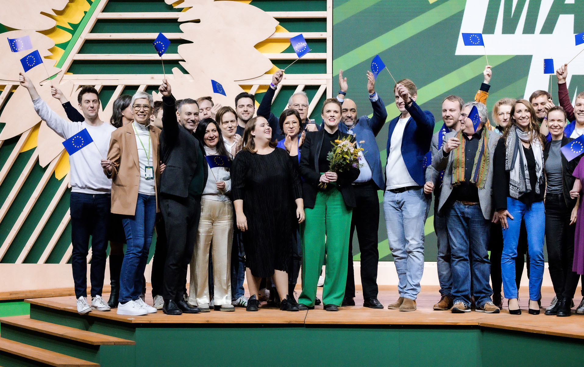 Ein Foto vom grünen Bundesparteitag im November 2023, auf der Bühne die Kandidierenden der Europaliste 2024 mit Europafähnchen Foto: Vincent Grundke